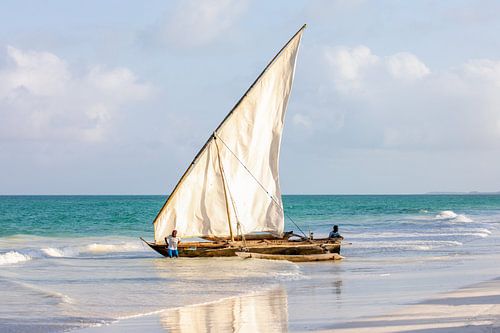 Oude traditionele zeilboot op het strand in Zanzibar