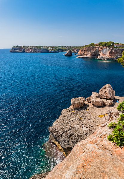 Idyllische Meereslandschaft mit Klippen an der Küste auf der Insel Mallorca, Spanien von Alex Winter