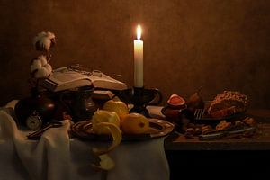 Klassisches dunkelbraunes Stillleben mit alten Büchern