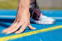 Close-up van een vrouwelijke atlete voor de start van een wedstrijd (Sy