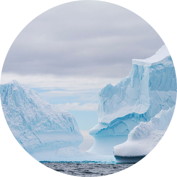 Ijsbergen rond Spert eiland; Icebergs around Spert Island van Hillebrand Breuker