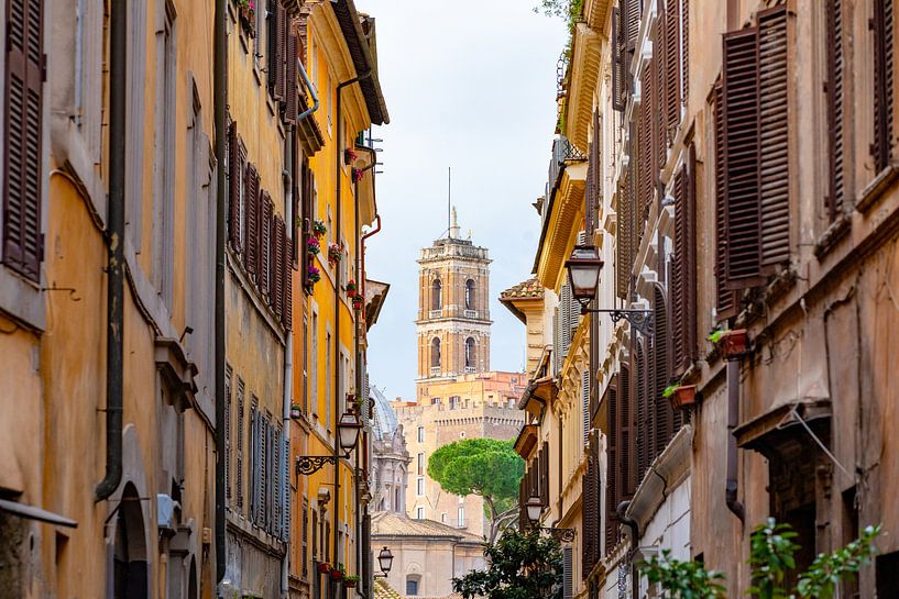 Italiaanse straat met uitzicht op een kerktoren in Rome van Michiel Ton