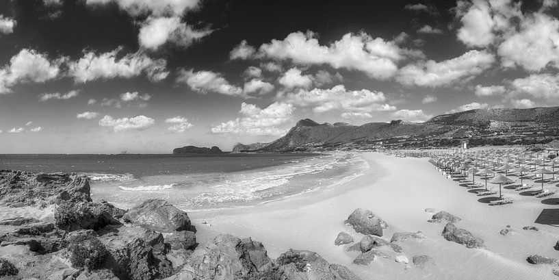 Falasarna Beach auf Kreta in Griechenland in schwarzweiss. von Manfred Voss, Schwarz-weiss Fotografie
