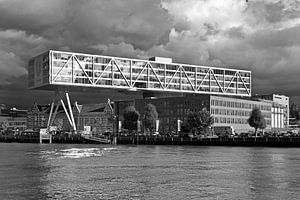 Unilever 'Die Brücke' in Rotterdam schwarz-weiß