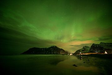 Northern lights on the beach by Jens Droth