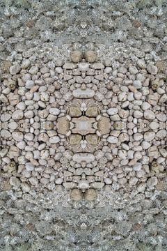 Helder zeewater, witte stenen en symmetrie 3 van Adriana Mueller