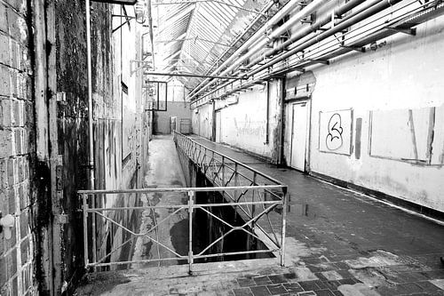 Aabe fabriek Tilburg hal met hekwerk in zwart-wit.