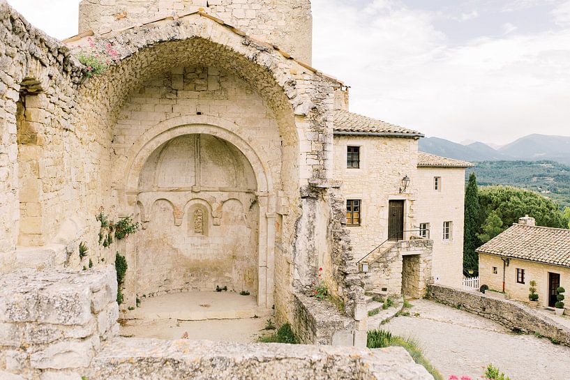 Ruine einer Schlosskapelle auf dem Gipfel des alten Dorfes Le Poët Laval in Frankreich von Milou van Ham