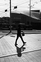 Zwart-witfoto silhouet en schaduw Arnhem Centraal