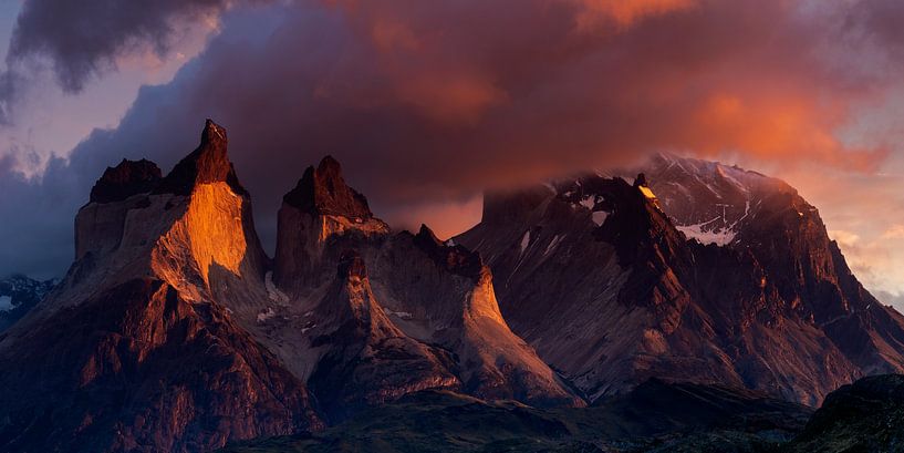 Cerro Torre burning, Nationalpark Torres del Paine von Dieter Meyrl