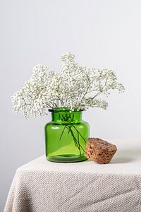 Grüne Vase mit Schleierkraut (Gypsophila)