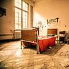 Eenzaam in een verlaten psychiatrisch ziekenhuis in België van SchippersFotografie