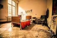 Eenzaam in een verlaten psychiatrisch ziekenhuis in België van SchippersFotografie thumbnail