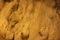 Zwerge oder Trolle auf goldgelber Höhlenwand. von kall3bu Miniaturansicht