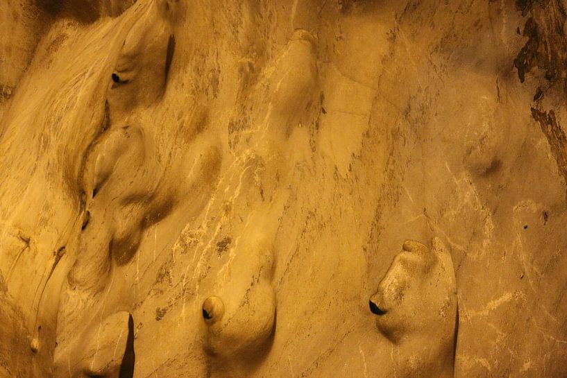 Zwerge oder Trolle auf goldgelber Höhlenwand. von kall3bu