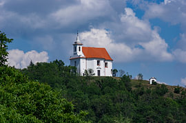 Ätherische Hügeloase – Solitäre Weiße Kapelle für Friedvolles Zimmer von Angelus H
