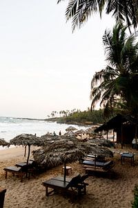 Zonsondergang op een strand in Sri-Lanka van Marvin de Kievit