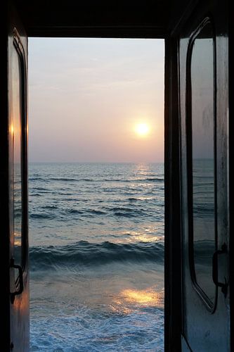 Zonsondergang vanuit de treindeur