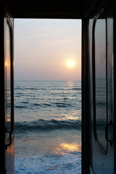 Sunset through the traindoor par Andrew Chang