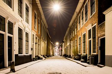 Winters nachtelijk stadsgezicht Middelburg van Robbert De Reus