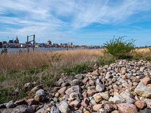 Ufer mit Aussicht auf die Stadt Rostock