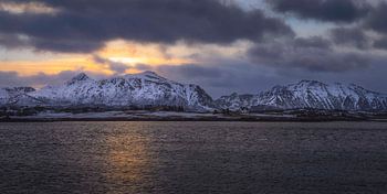 Wintersonnenaufgang über den majestätischen Bergen von Leknes, Lofoten