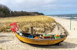 Vissersboot op het strand van het eiland Usedom van Animaflora PicsStock