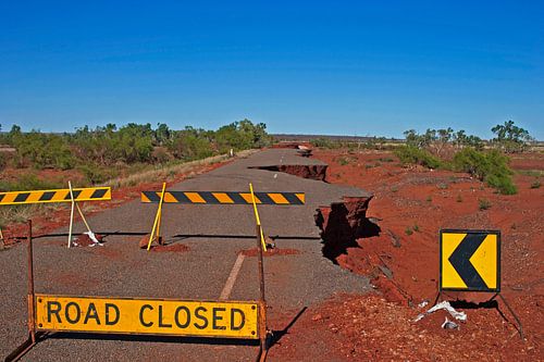 Australien: Zerstörte Straße im Outback