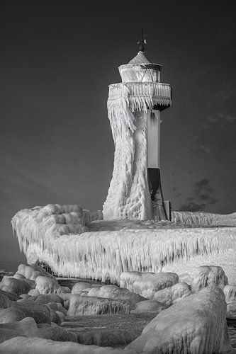 Vuurtoren op het eiland Rügen in de winter. Zwart-wit beeld.