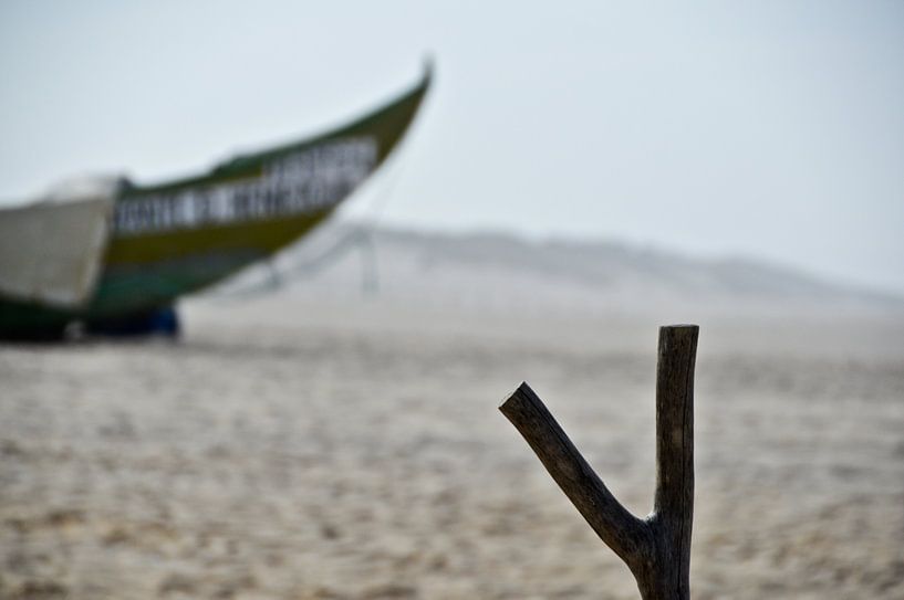 Bateau de pêche sur la plage par Marieke van der Hoek-Vijfvinkel