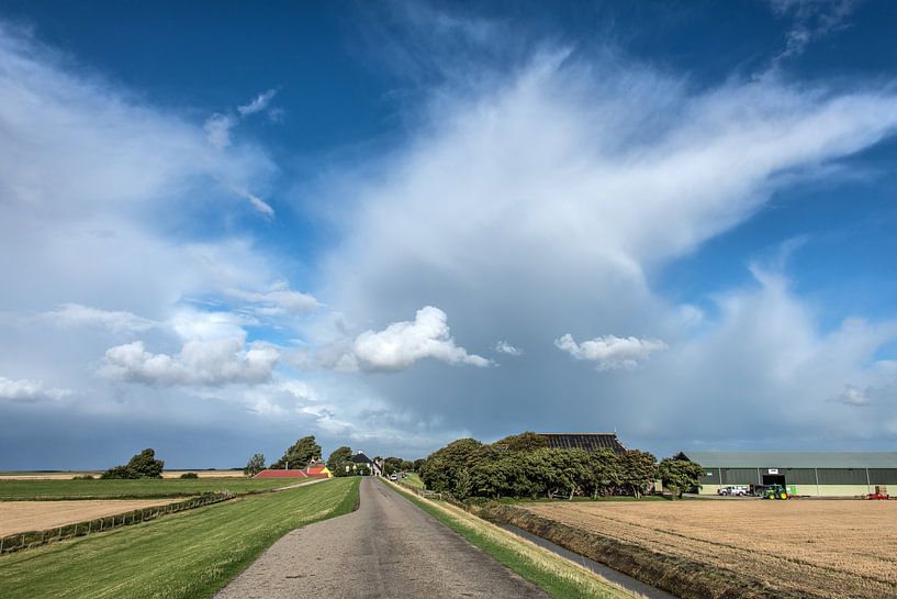 Zicht op de Westhoek-Friesland met een stevige wolkenpartij by Harrie Muis