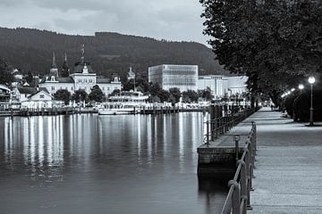 Bregenz in Oostenrijk in de avond - monochroom van Werner Dieterich