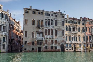 Alte Gebäude am Kanal im alten Zentrum von Venedig, Italien