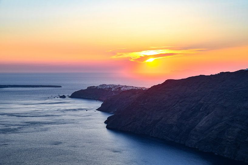 Zonsondergang boven Santorini van Robert Styppa