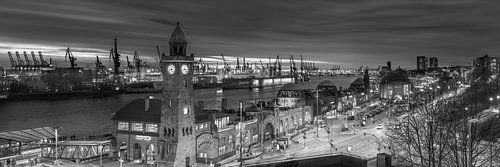 Port de Hambourg avec débarcadères en noir et blanc .
