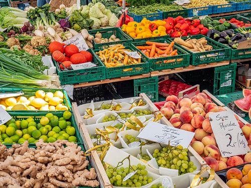 Fruit- en groentekraam op de weekmarkt