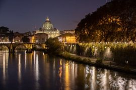 Rome - Uitzicht over de Tiber naar de Sint-Pietersbasiliek van t.ART