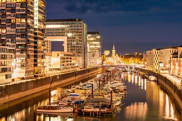 de jachthaven met openluchtbioscoop, kraanhuizen en voormalig havenkantoor, Rheinauhafen, Keulen van Walter G. Allgöwer