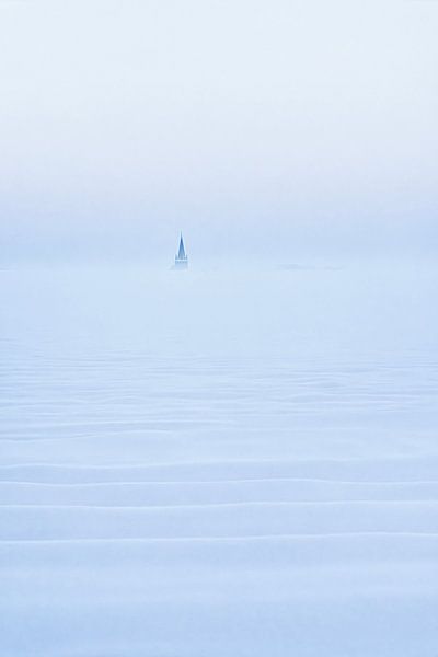 Der Weg zur Kirche ist in diesem Winter noch weit. von peter reinders