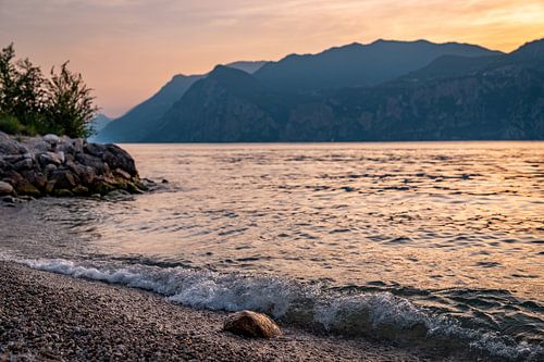 Zonsondergang bij het Gardameer in Italië