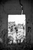 Doorkijkje naar Matera, Italië  door gescheurd venster | Reisfotografie