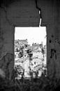 Doorkijkje naar Matera, Italië  door gescheurd venster | Reisfotografie van Monique Tekstra-van Lochem thumbnail