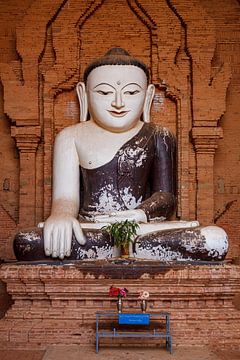 Buddhastatue in den Tempeln von Bagan von Roland Brack