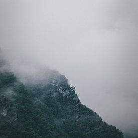 Franse bergtop in de mist van Aron Weidenaar