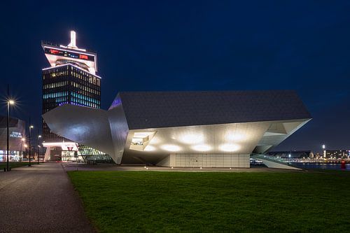 Eye filmmuseum en ADAM toren in de avond