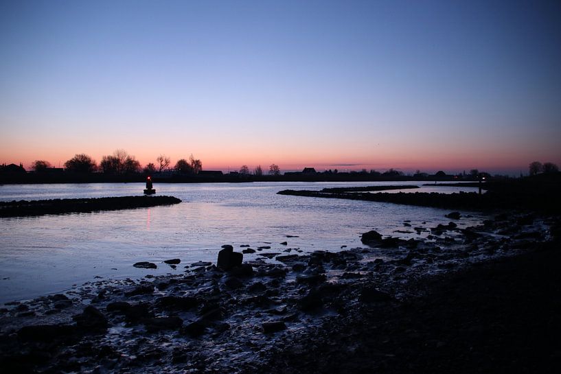 zonsopkomst boven de Hollandsche IJssel met ijsschotsen von André Muller