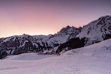 Crépuscule et lever du soleil sur le Gitschenen dans le canton d'Uri