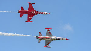 Die „Turkish Stars“ in Aktion bei der Flugshow in Bukarest.