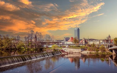Uitzicht op de skyline van Jena in Thüringen met de rivier de Saale