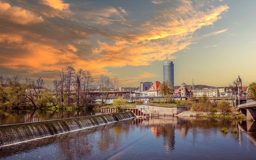Uitzicht op de skyline van Jena in Thüringen met de rivier de Saale van Animaflora PicsStock